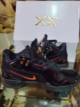 Nike LeBron James Negro/Dorado