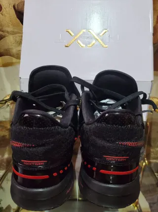 Nike LeBron James Negro/Dorado