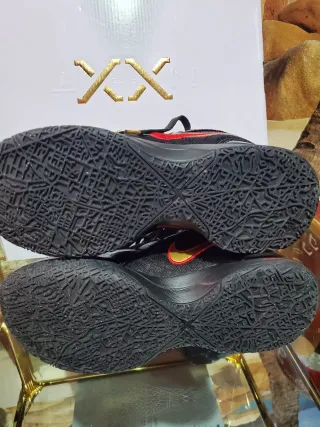 Nike LeBron James Negro/Dorado