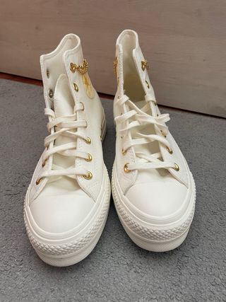 Converse blancas plataforma cadena dorada