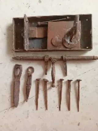 Lote 4 de cerrojo , llamadores y cerradura antigua