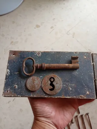 Lote 4 de cerrojo , llamadores y cerradura antigua
