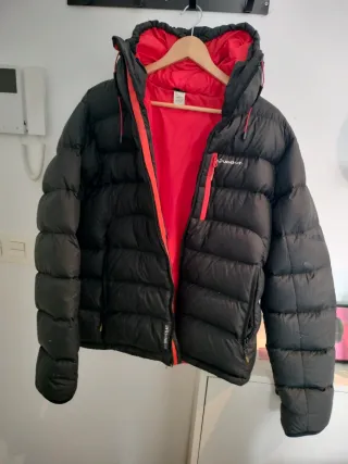 Plumífero Quechua Negro y Rojo