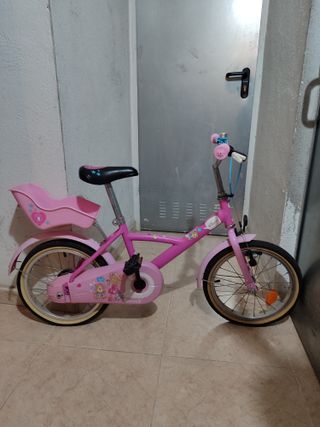 Bicicleta infantil rosa con asiento trasero
