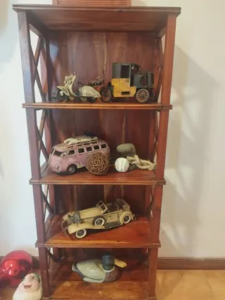 Estantería de madera rústica