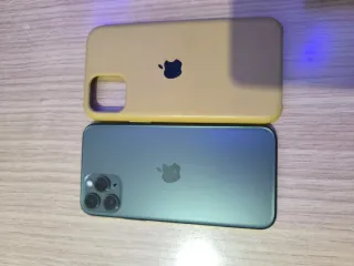 iPhone 11 Pro Negro con Funda Amarilla de Apple