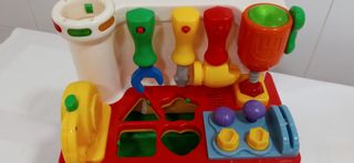 Banco de trabajo infantil con herramientas