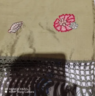 Pashmina verde oliva con bordados rojos