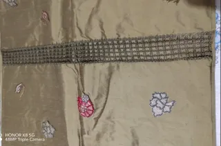 Pashmina verde oliva con bordados rojos