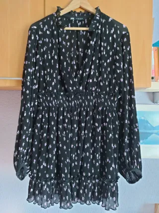 Vestido Zara negro con estampado floral rosa