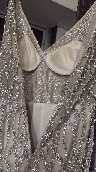 Vestido de fiesta gris plata lentejuelas y cristal
