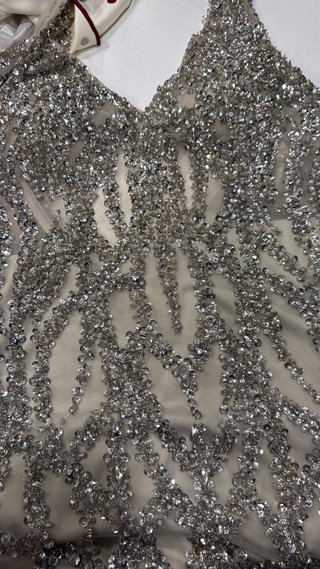 Vestido de fiesta gris plata lentejuelas y cristal