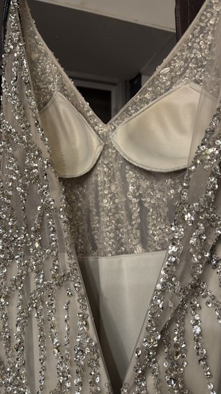 Vestido de fiesta gris plata lentejuelas y cristal
