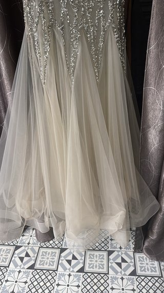 Vestido de fiesta gris plata lentejuelas y cristal