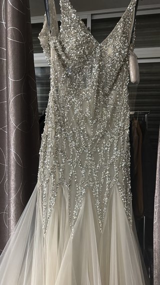 Vestido de fiesta gris plata lentejuelas y cristal