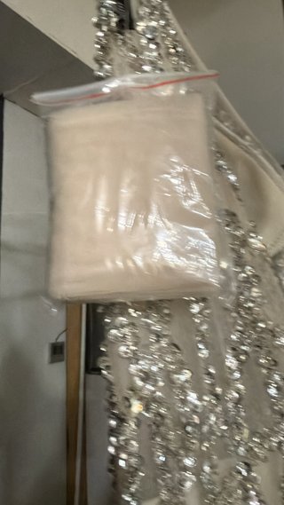 Vestido de fiesta gris plata lentejuelas y cristal