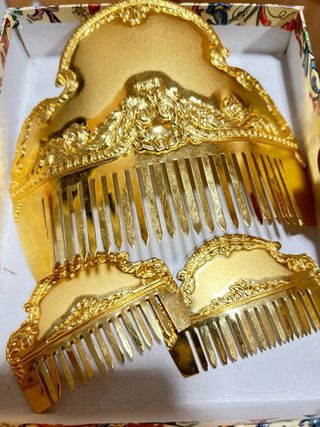 Juego de 3 peinetas doradas de niña