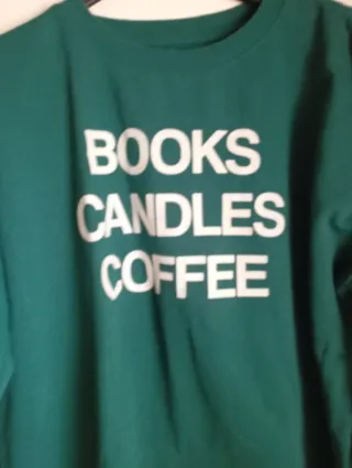 Blusa verde Books Candles Coffee