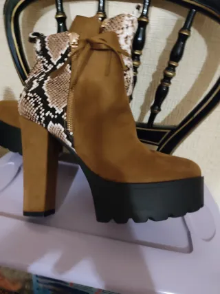 Botines tacón antelina marrón y estampado serpient