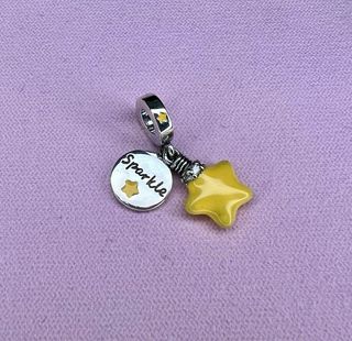 Charm Estrella Amarilla que brilla en la oscuridad