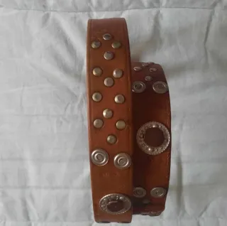 Cinturón de cuero con tachuelas y adornos