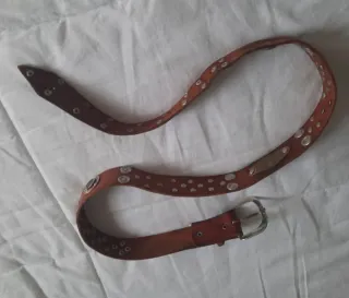 Cinturón de cuero con tachuelas y adornos