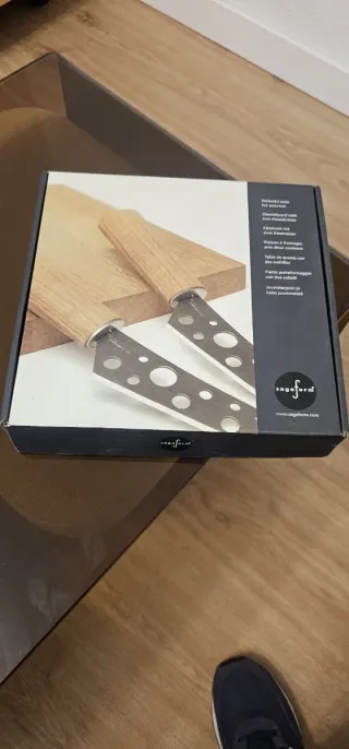 Tagliere per formaggi con coltelli