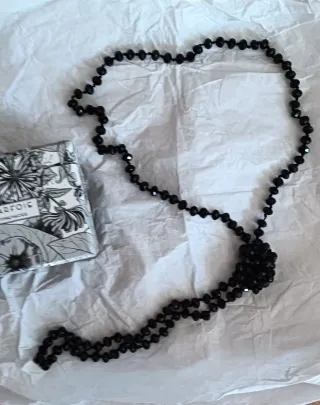 Collar de perlas negras de cristal