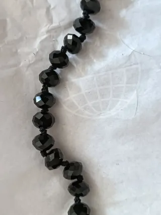 Collar de perlas negras de cristal