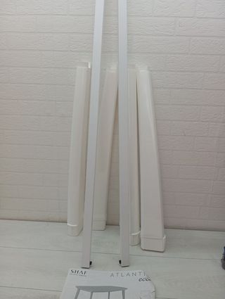 Mesa blanca de plástico para exterior