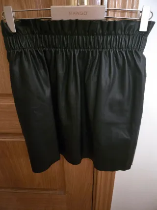Falda corta cuero Mango negra