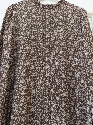 Vestido estampado floral marrón