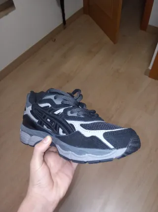 Zapatillas ASICS Negras y Grises