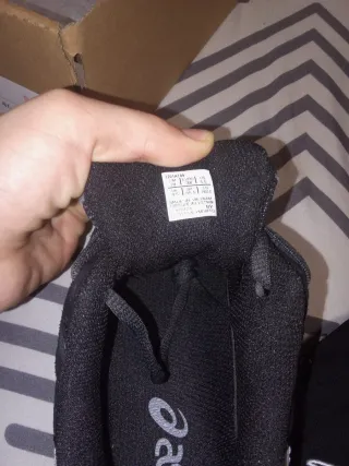 Zapatillas ASICS Negras y Grises