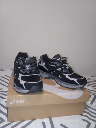 Zapatillas ASICS Negras y Grises