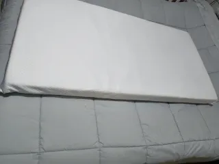 Colchón y Cuna infantil madera y blanca