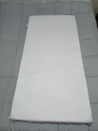 Colchón y Cuna infantil madera y blanca