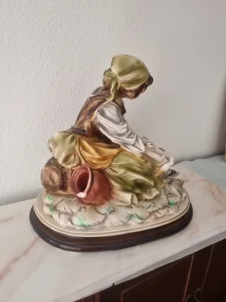 Figura Mujer con Pato para restaurar