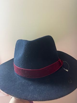 Gorro azul marino con cinta roja talla58