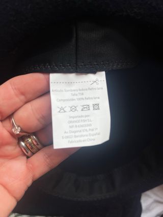 Gorro azul marino con cinta roja talla58