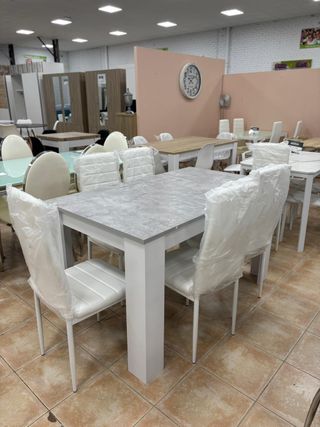 Mesa extensible y 6 sillas polipiel blanca