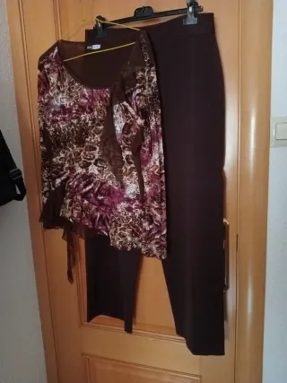 Conjunto de blusa y pantalón marrón