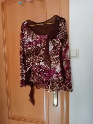 Conjunto de blusa y pantalón marrón