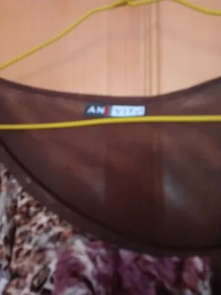 Conjunto de blusa y pantalón marrón