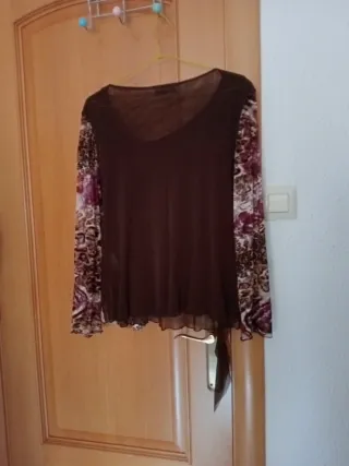 Conjunto de blusa y pantalón marrón