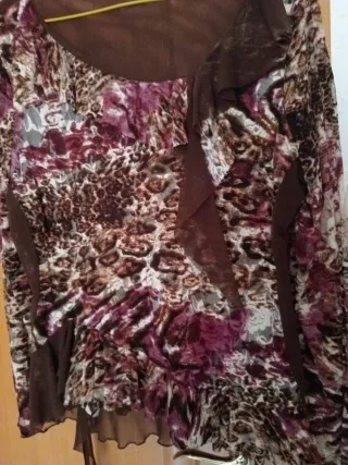 Conjunto de blusa y pantalón marrón