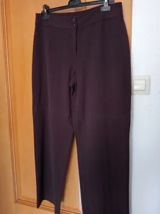 Conjunto de blusa y pantalón marrón