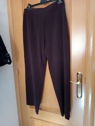 Conjunto de blusa y pantalón marrón