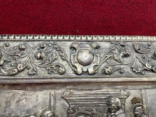 Antico vassoio in rame argentato con altorilievo