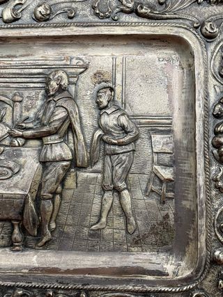 Antico vassoio in rame argentato con altorilievo